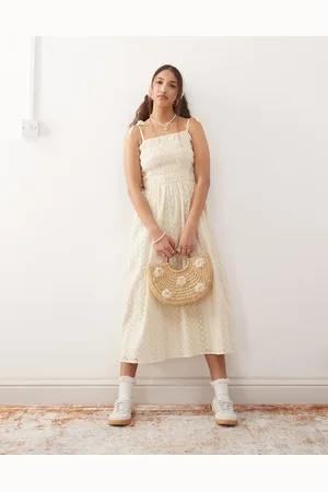 Miss Selfridge – Maxikleid in Buttermilchgelb mit Riemchen-Trägern und Lochstickerei
