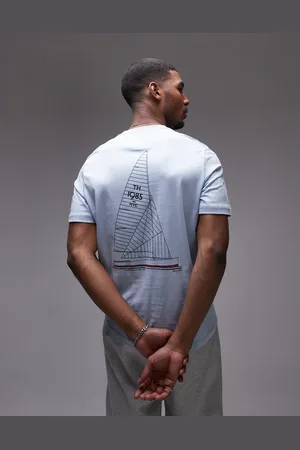 Tommy Hilfiger – T-Shirt in Hellblau mit Segelskizzen-Motiv
