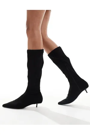 ASOS – Certain – Kniehohe Sock-Stiefel aus schwarzem Mikrowildlederimitat mit sehr niedrigem Kitten-Heel-Absatz