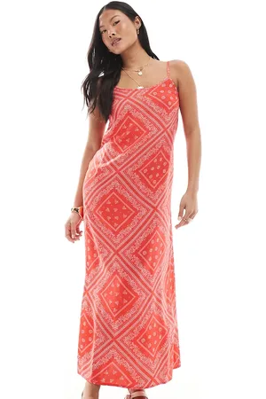 Miss Selfridge – Maxi-Trägerkleid mit Bandana-Print, schmalen Trägern und U-Ausschnitt