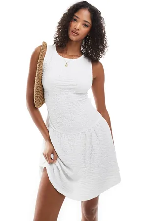 Miss Selfridge – Schwingendes Kleid aus strukturiertem Jersey in Creme mit Spitzenbesatz und Schnürung am Rücken