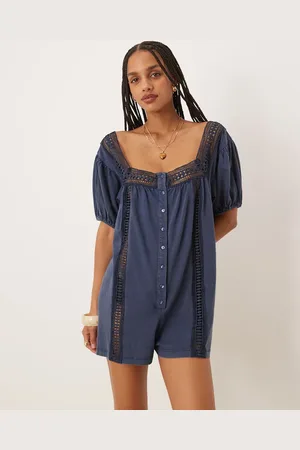 ASOS – Playsuit in verwaschenem Jeansblau mit Lockstickerei, eckigem Ausschnitt, Knopfleiste und Puffärmeln