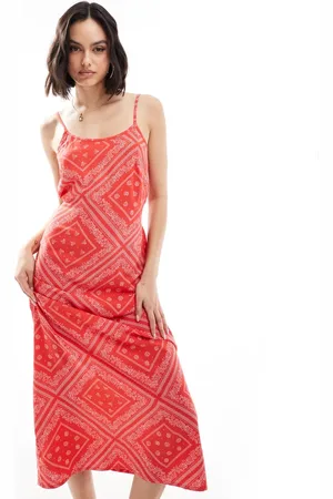 Miss Selfridge – Maxi-Schlupfkleid mit Riemchenträgern, Bandana-Print und U-Ausschnitt