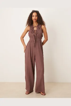 ASOS – Zweilagiger Jumpsuit in Schokobraun mit geraffter Brustpartie