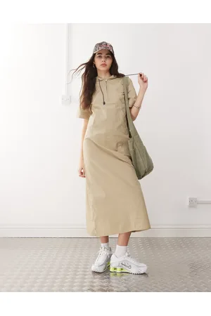 COLLUSION – Sportliches A-Linien-Maxikleid in Steinbeige mit Kapuze