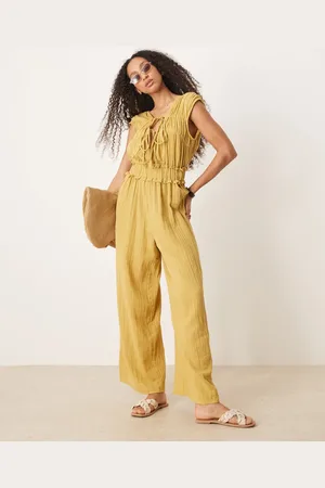 ASOS – Zweilagiger Jumpsuit in Taupe mit geraffter Brustpartie
