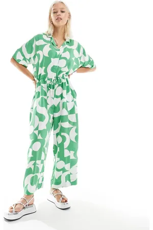 Monki – Jumpsuit mit grünem Grafikmuster