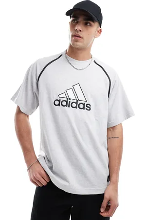 adidas – T-Shirt in mit kontrastierender Badge-Grafik