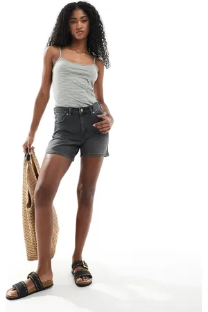 Monki – Aimo – Legere Jeansshorts mit Waschung in