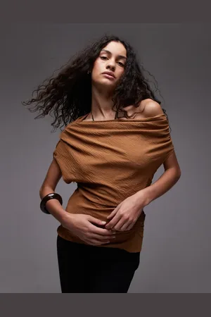 MANGO – Gerafftes Oberteil in Rost mit One-Shoulder-Träger