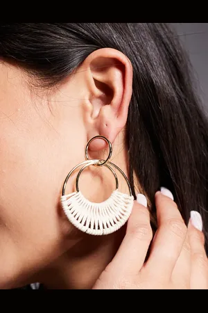 ASOS – Goldfarbene Ohrringe mit Ring-Anhänger und Bast-Detail