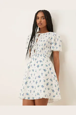Glamorous – Kleid in Blau geblümt mit Schleife und Puffärmeln