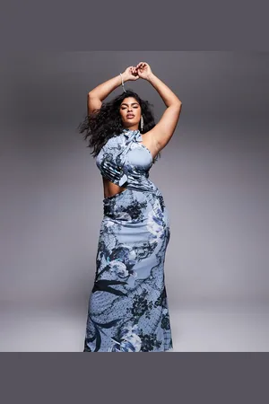 ASOS ASOS DESIGN Curve – Ärmelloses, hochgeschlossenes Maxikleid mit blauem Blumenmuster
