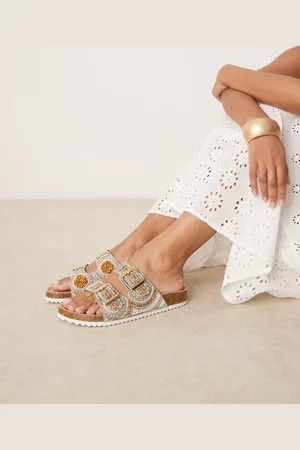 ASOS – Funky – Flache Pantoletten in Gold mit Perlenverzierung und zwei Riemen