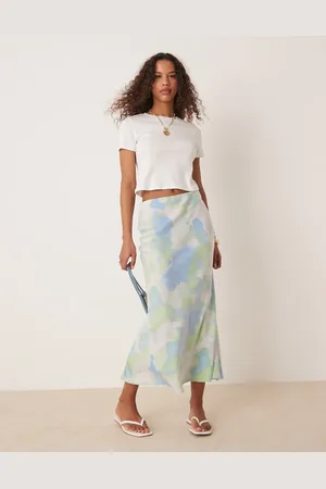 VILA – Midirock aus Satin in Blau und Grün mit Marmor-Print