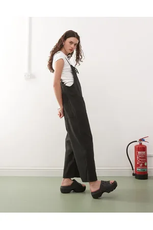 Monki – Latzhose aus leichtem Denim im
