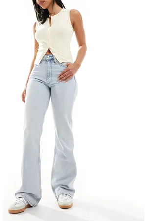 Calvin Klein – Ausgestellte Bootcut-Jeans in heller Waschung