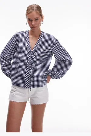ARKET – Bluse mit blauem Vichy-Karomuster, V-Ausschnitt und Schnürung vorne