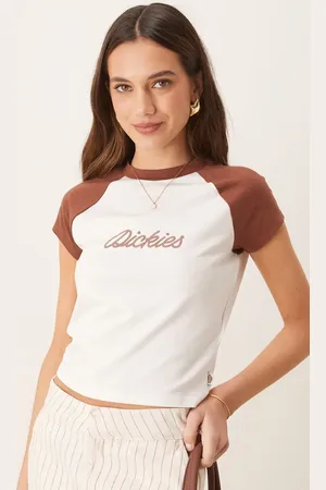 Dickies – Knapp geschnittenes T-Shirt in Wollweiß und Cappuccino- mit Raglanärmeln und Western-Logo im Kordel-Design