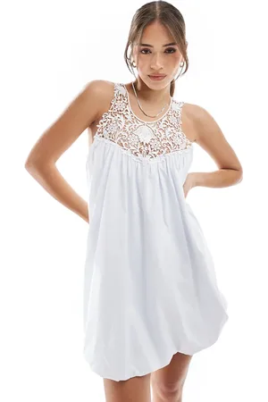 Miss Selfridge – Schwingendes Babydoll-Minikleid in mit Spitzeneinsatz