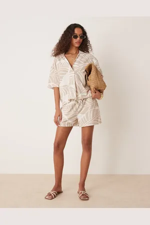 VILA – Shorts mit farblich passendem Oversize-Blattprint und hohem Bund, Kombiteil