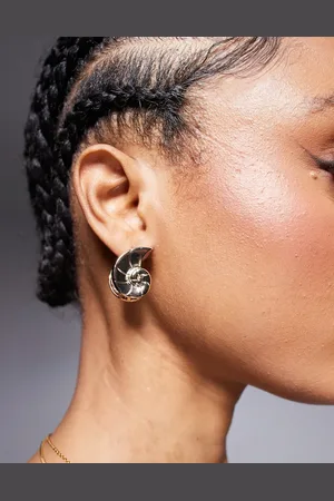 ASOS – Goldfarbene Muschel-Ohrstecker