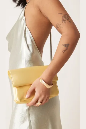 My Accessories – Clutch aus Satin in Pastellgelb mit Rollumschlag