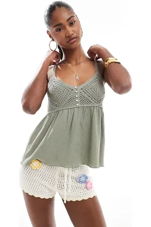 Stradivarius – Schwingendes Camisole in Salbeigrün mit Häkeldetail
