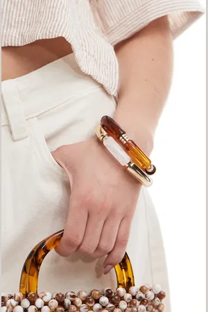 Accessorize – 2er-Pack klobige, elastische Armreife aus Kunstharz in Bernstein