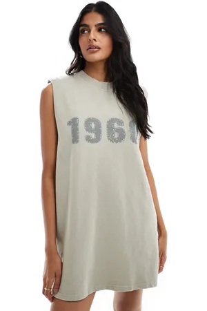 ASOS – Kurzes Sweat-Kleid in verwaschenem Khaki mit Schulterpolstern und „1960“-Print