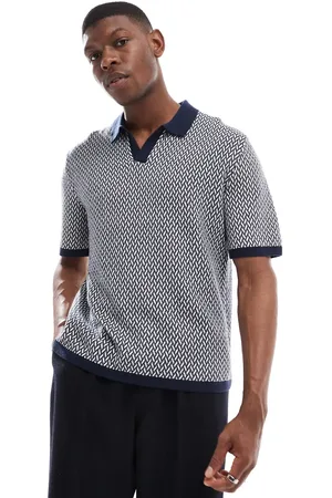 Hollister – Adrettes Strick-Polohemd in mit mehrfarbigem, geometrischem Muster und Kontrastkragen