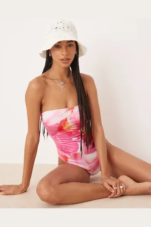 Stradivarius – Trägerloser Badeanzug mit Blumenmuster in Weiß und Rosa