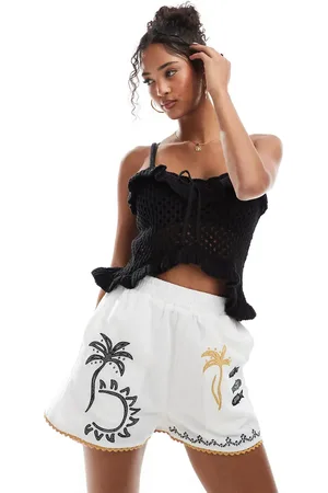 Stradivarius – Shorts mit sommerlicher Stickerei, Kombiteil