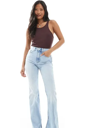 Stradivarius Petite – D74 – Schmal geschnittene Schlagjeans in hellblauer Waschung