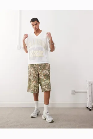 COLLUSION – Relaxed Fit Skater-Shorts aus Jersey mit Military-Baum-Muster