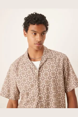 SELECTED – Hemd in Hellbraun mit geometrischem Muster und Reverskragen