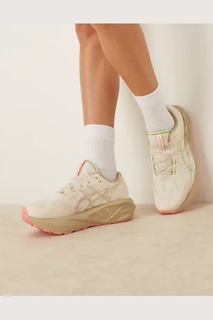 Asics – Novablast 5 TR – Lauf-Sneaker in Cremeweiß und Guava
