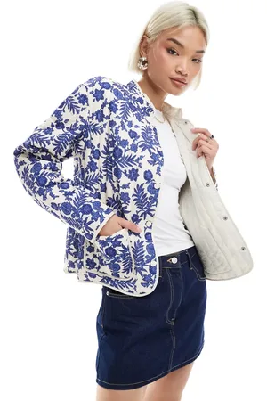 VERO MODA – Steppjacke in Cremeweiß mit blauem Blumenmuster