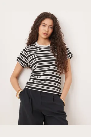 Abercrombie & Fitch – Kurzärmliges, tailliertes T-Shirt in Schwarz gestreift