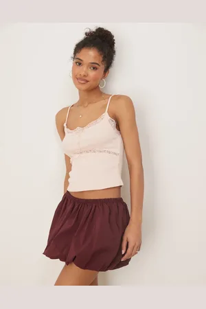 ASOS – Geripptes Camisole in mit Spitze und Knopfdetail