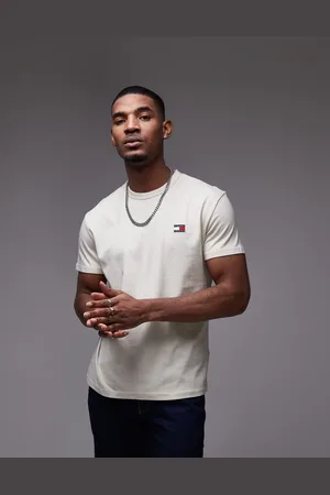 Tommy Hilfiger – T-Shirt in gebrochenem mit normalem Schnitt und Logo-Aufnäher