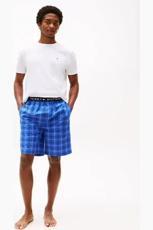 Tommy Hilfiger – Gemusterter Pyjama, bestehend aus T-Shirt und Shorts in verschiedenen Blautönen