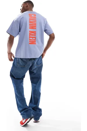 Calvin Klein – T-Shirt in verwaschenem mit vertikalem Rückenprint in Rot