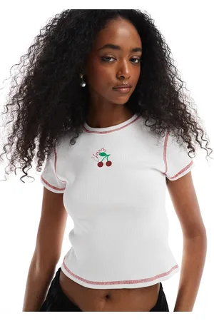 Pieces® – Knapp geschnittenes T-Shirt in geripptem mit Kirsch-Motiv