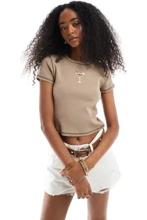 Pieces® – Knapp geschnittenes, geripptes T-Shirt in Nerzbeige mit Espresso-Martini-Motiv