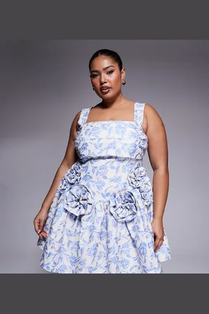 ASOS Curve – Mini-Skaterkleid aus Jacquard mit floralem Gobelinmuster, plissierter Brustpartie und Ansteckblumenverzierung