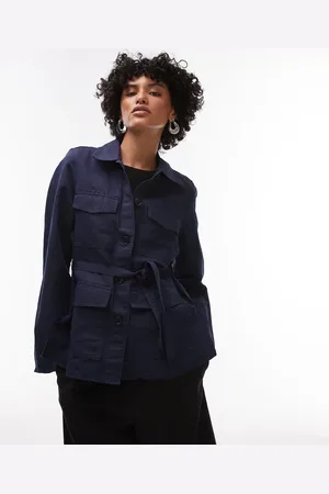 ARKET – Leinenmix-Hemdjacke in indigoblauer Rinse-Waschung mit Kontrastnaht vorne und aufgesetzten Taschen