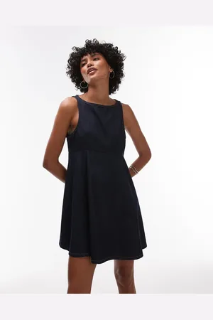 Topshop – Schwingendes Minikleid aus Denim in Rinse-Waschung mit U-Boot-Ausschnitt