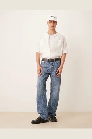 Calvin Klein – Jeans in mittelblauer Waschung mit All-over-Print im 90er-Jahre-Stil, Kombiteil