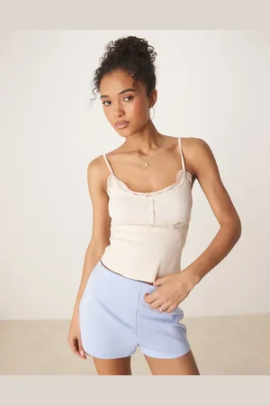 ASOS – Geripptes Camisole in Cremeweiß mit Spitze und Knopfdetail